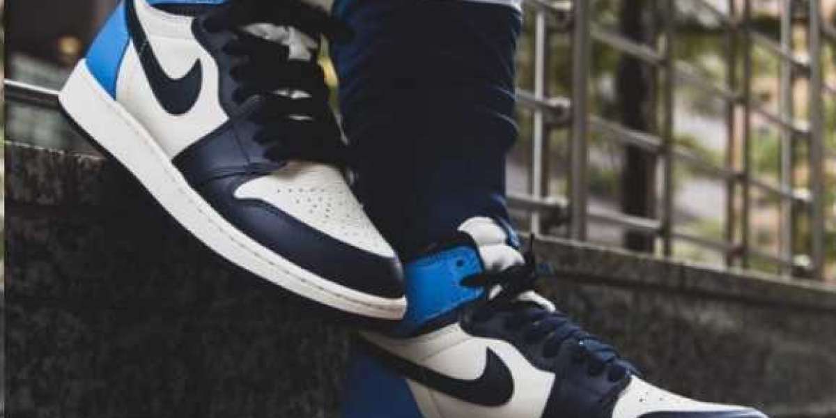 Air Jordan 1 Retro High OG Obsidian UNC